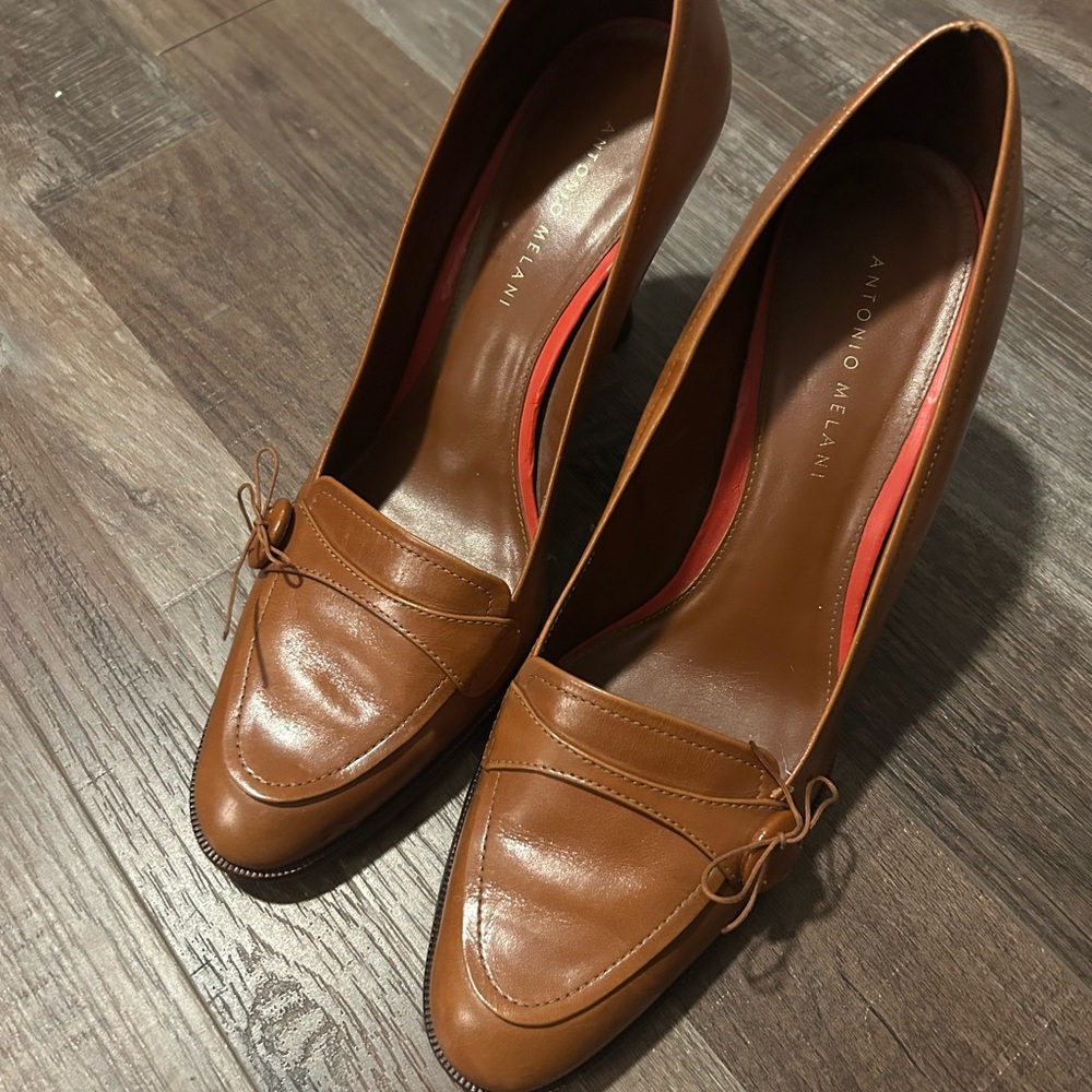 ANTONIO MELANI Tan Brown Leather Loafer Pumps High Heels Button & Bow Detail 10M